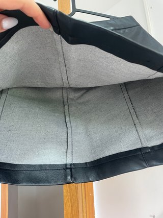 Minifalda efecto piel negra