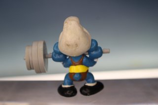 Figura PVC. Pitufo Olimpiadas Halterofilia, pesas. 40507.