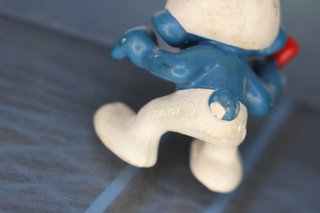 Figura PVC. Pitufo estudiante, examen, colegio, pupitre.