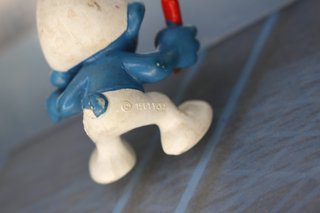 Figura PVC. Pitufo estudiante, examen, colegio, pupitre.