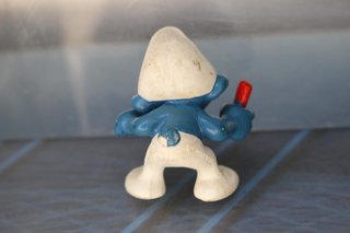 Figura PVC. Pitufo estudiante, examen, colegio, pupitre.