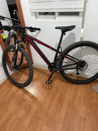 Bicicleta de Montaña Negra y Roja