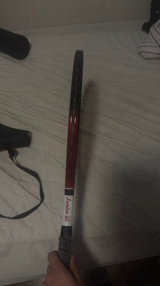 Raqueta de tenis con funda roja