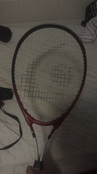 Raqueta de tenis con funda roja