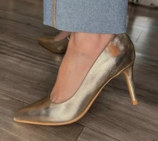 Zapatos de tacón dorados