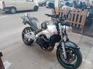 Suzuki Naked Negra/Plata, con reglaje de válvulas