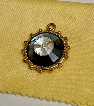 Colgante con diamante y baño de oro.