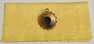 Colgante con diamante y baño de oro.