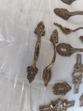 Antiche maniglie per mobili in metallo