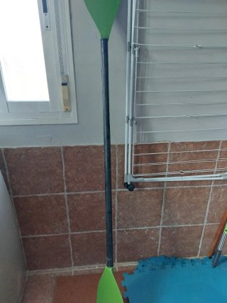 Pala de kayak verde con sol