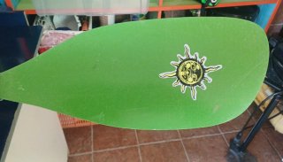 Pala de kayak verde con sol