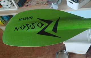 Pala de kayak verde con sol