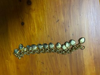 Pulsera dorada con corazones