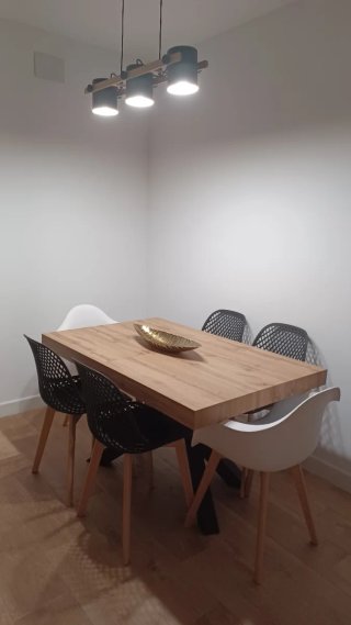 Mesa de comedor Mobili Fiber y sillas a conjunto