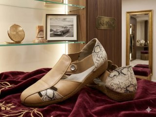 Zapatos cómodos piel serpiente beige