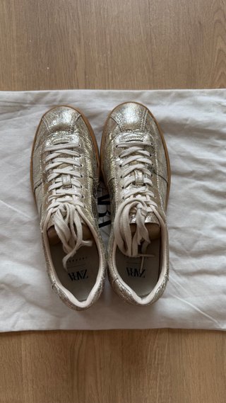 Zapatillas doradas efecto piel laminada