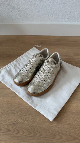 Zapatillas doradas efecto piel laminada