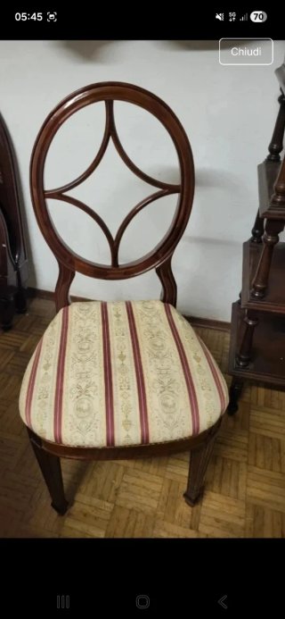 Sedia classica vintage in legno e tessuto