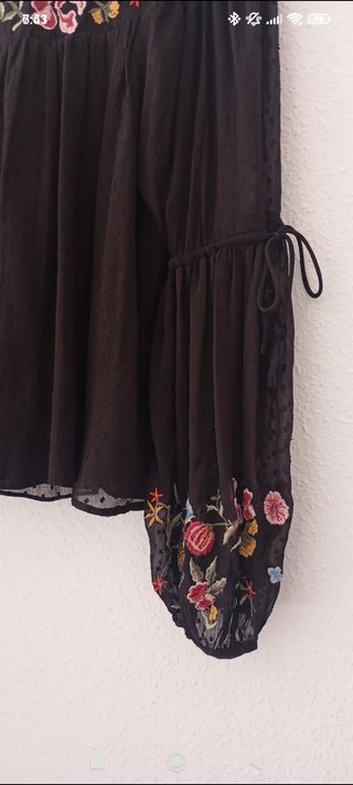 Blusa Zara bordada negra