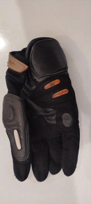 Guantes de moto negros y marrones