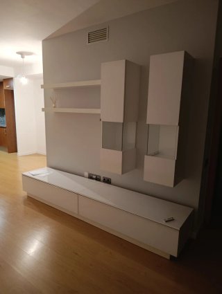Mueble de comedor blanco y cristal