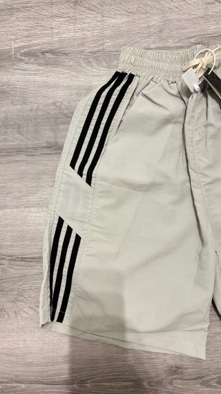 Pantalón corto Adidas gris