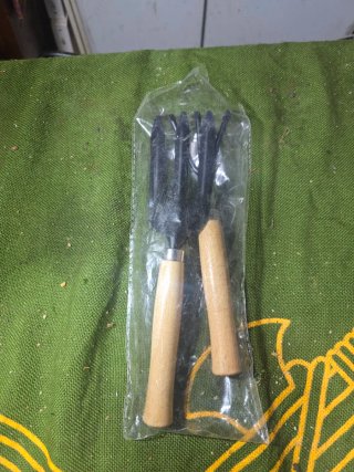 Herramienta de jardin: arado,azada,hacha,tijeras