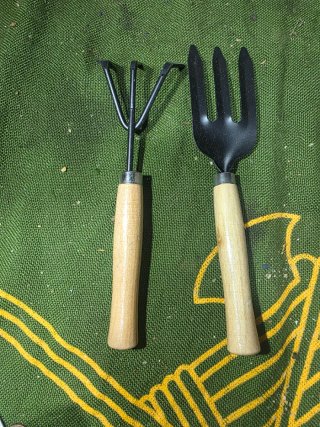 Herramienta de jardin: arado,azada,hacha,tijeras