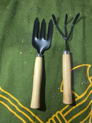 Herramienta de jardin: arado,azada,hacha,tijeras