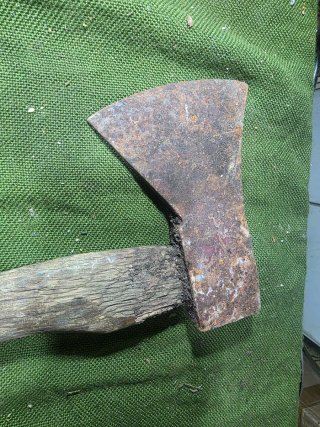 Herramienta de jardin: arado,azada,hacha,tijeras