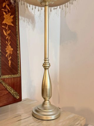 Lámpara de mesa beige y dorada