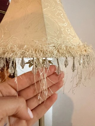 Lámpara de mesa beige y dorada