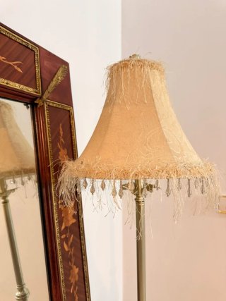 Lámpara de mesa beige y dorada