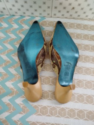 Zapatos de tacón Rebecca Sanver dorados y marrones