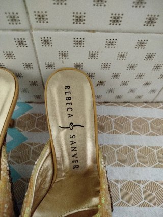 Zapatos de tacón Rebecca Sanver dorados y marrones