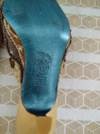 Zapatos de tacón Rebecca Sanver dorados y marrones