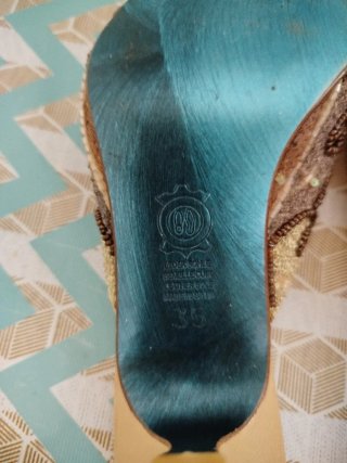 Zapatos de tacón Rebecca Sanver dorados y marrones