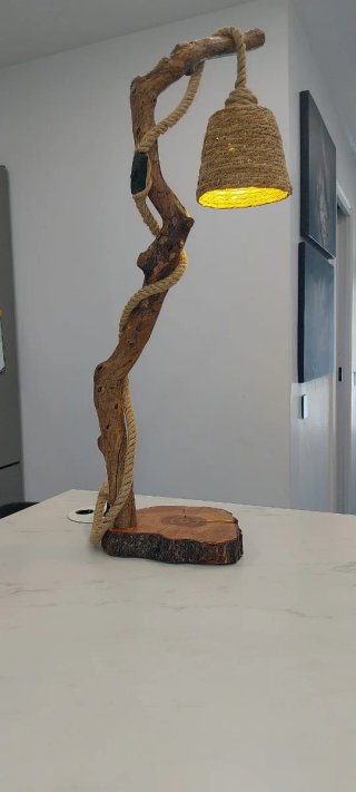 Lámpara de madera y yute artesanal