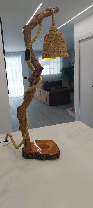 Lámpara de madera y yute artesanal