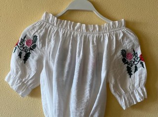 Blusa blanca bordada cuello barco Talla S