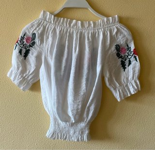Blusa blanca bordada cuello barco Talla S
