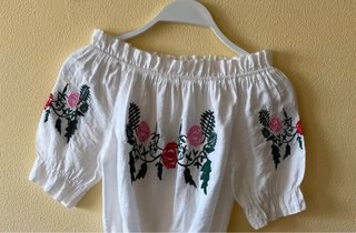 Blusa blanca bordada cuello barco Talla S