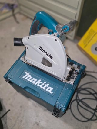 Sierra Circular Makita con Maletín