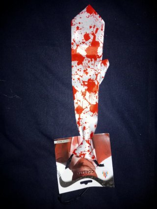 Corbata de disfraz con manchas rojas