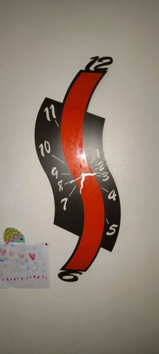 Reloj de pared moderno negro es hierro y plástico