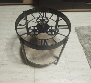Mesita con reloj