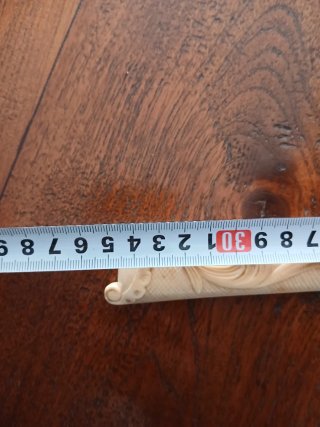 Lupa antigua con mango tallado