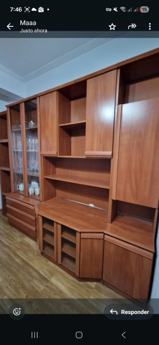 Mueble de salón de madera y cristal