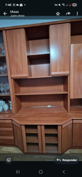 Mueble de salón de madera y cristal