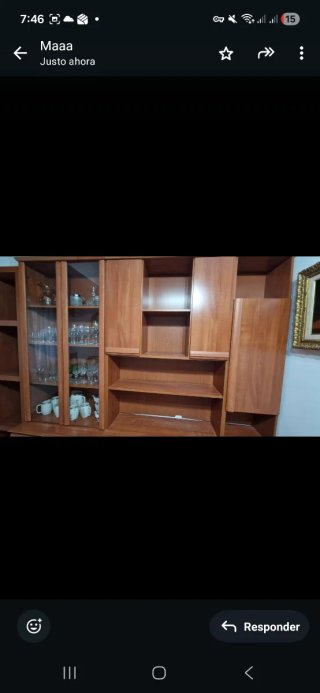 Mueble de salón de madera y cristal
